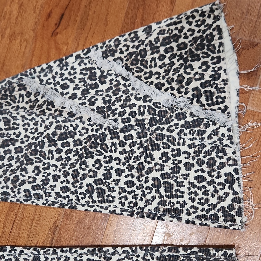 Distressed denim‎ leopard flare pants - Picture 2 of 5